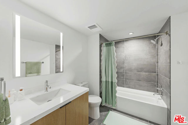 3977 Beverly Boulevard, Los Angeles CA: https://media.crmls.org/mediaz/060374bb-a2b6-427f-812e-1ac977ef1ede.jpg