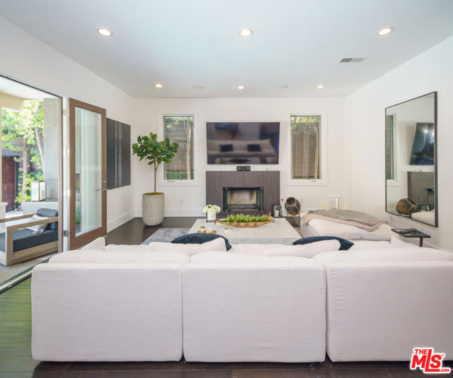 9515 Kirkside Road, Los Angeles CA: https://media.crmls.org/mediaz/06037ec5-7cd8-4961-a51d-9f294368cae9.jpg