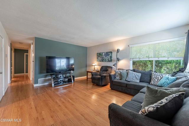 4894 Muirwood Court, Simi Valley CA: https://media.crmls.org/mediaz/0603806b-2aad-4894-8b74-4ed5fc22e94d.jpg