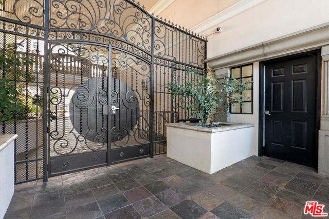 1948 Malcolm Avenue, Los Angeles CA: https://media.crmls.org/mediaz/0603aeec-5629-4b76-94bf-4c3d9053c316.jpg