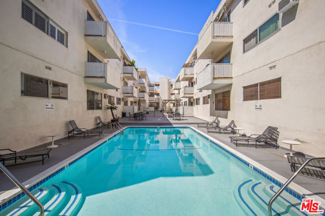 960 Larrabee Street, West Hollywood CA: https://media.crmls.org/mediaz/0603ed04-e3ed-4e1c-978f-4efc65d52890.jpg