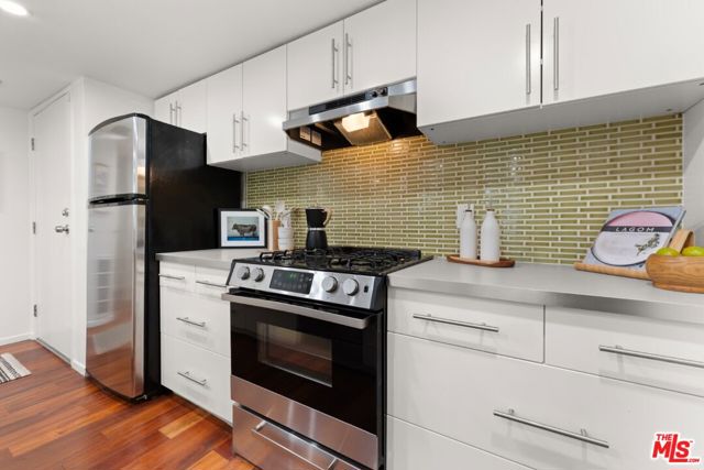 960 Sanborn Avenue, Los Angeles CA: https://media.crmls.org/mediaz/06043e38-6bc8-4238-8fea-936ef6c3865f.jpg