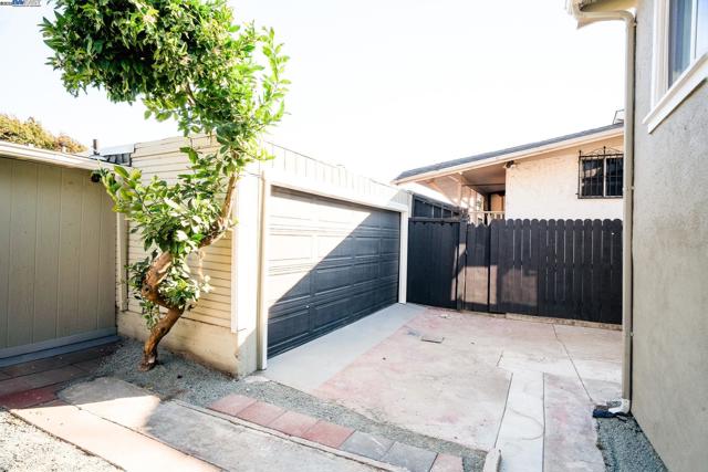 2232 Rosedale Ave, Oakland CA: https://media.crmls.org/mediaz/06045534-0a76-48d6-8f64-957579dd2e93.jpg