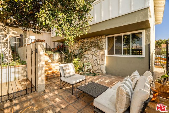 4748 Round Top Drive, Los Angeles CA: https://media.crmls.org/mediaz/0604b9da-6671-4c5b-a190-0630abee062a.jpg