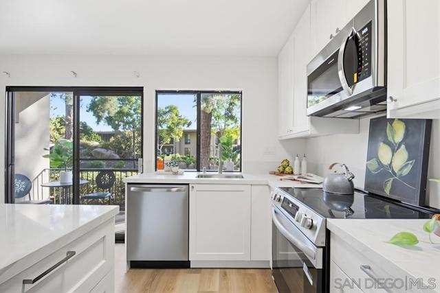 7858 Cowles Mountain Ct, San Diego CA: https://media.crmls.org/mediaz/0605acf1-9474-4dec-ac70-d255139ca2fb.jpg