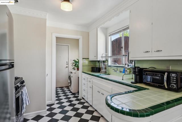 688 Alcatraz Ave, Oakland CA: https://media.crmls.org/mediaz/0606773d-0e7a-4501-b48e-b8e99307138e.jpg