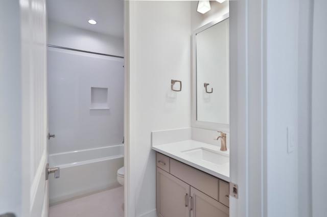 590 Santa Lucia Way, Marina CA: https://media.crmls.org/mediaz/06074815-69db-4cd5-956e-2766318eefa6.jpg