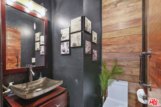 10926 Bluffside Drive, Studio City CA: https://media.crmls.org/mediaz/060845dc-8501-410a-a671-3f8ed647993c.jpg