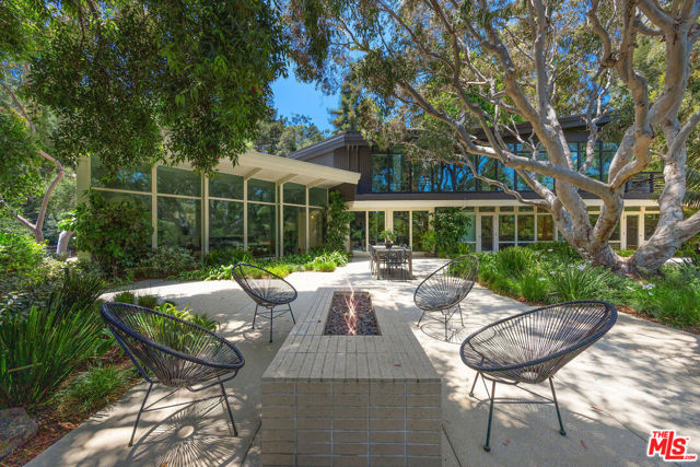 2179 Mandeville Canyon Road, Los Angeles CA: https://media.crmls.org/mediaz/06099efe-5fd2-40c4-9d04-de7fafc92f26.jpg
