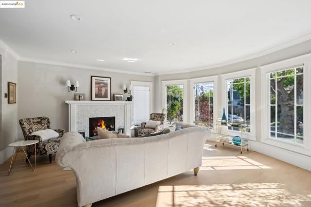 946 Alma Pl, Oakland CA: https://media.crmls.org/mediaz/0609f548-0189-4000-a0dd-228eb2c99218.jpg