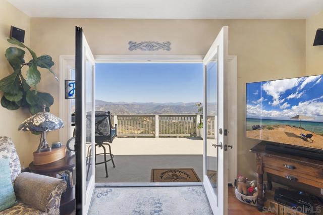 2216 Crest Dr, El Cajon CA: https://media.crmls.org/mediaz/060a2e63-9295-4c23-9c57-e5a65480529b.jpg
