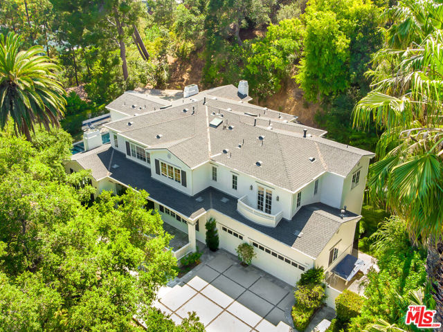 3815 Valley Meadow Road, Encino CA: https://media.crmls.org/mediaz/060a74eb-c9f0-4bbe-b036-19ed11b6a867.jpg