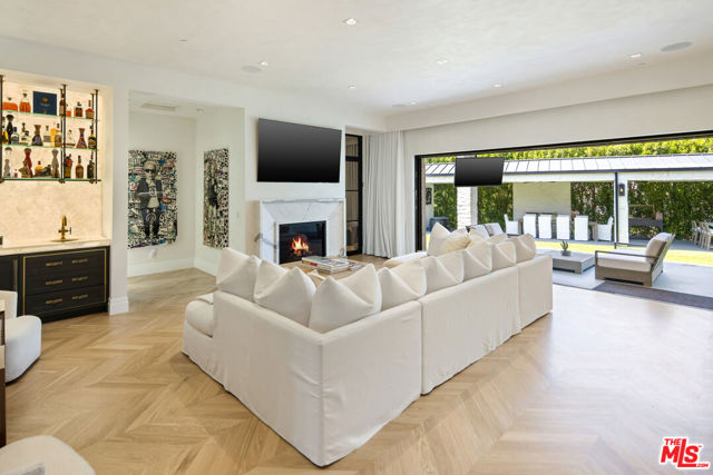11753 Wetherby Lane, Los Angeles CA: https://media.crmls.org/mediaz/060cc2aa-9d2d-4f2c-8165-81fcfc7e81a9.jpg