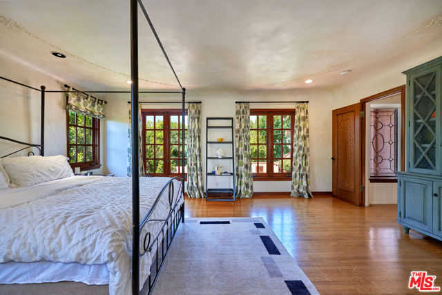 519 N ALTA Drive, Beverly Hills CA: https://media.crmls.org/mediaz/060d3aa7-48f3-4365-a12f-e2c0ffb5111a.jpg