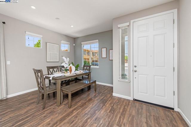 397 Baja Ct, Brentwood CA: https://media.crmls.org/mediaz/060deeaa-4dbc-4293-ae70-09ebbaaeea3b.jpg