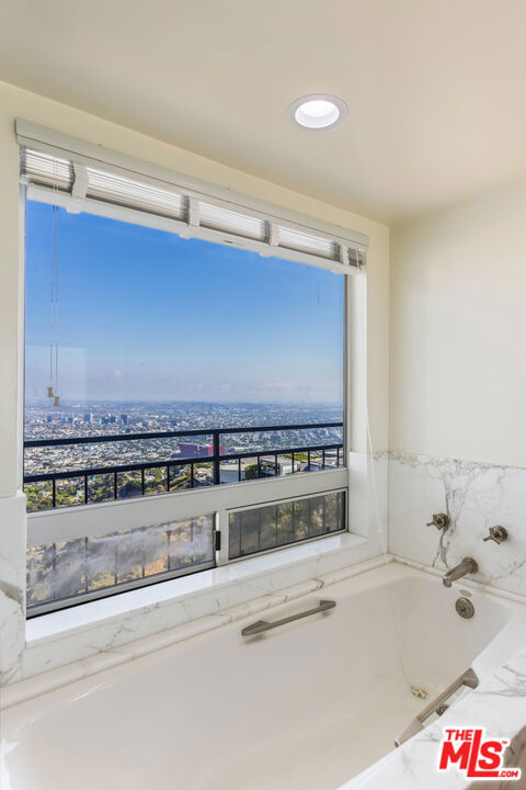 1556 Blue Jay Way, Los Angeles CA: https://media.crmls.org/mediaz/060e3767-824c-40b0-8b3f-be51eb44b6ee.jpg