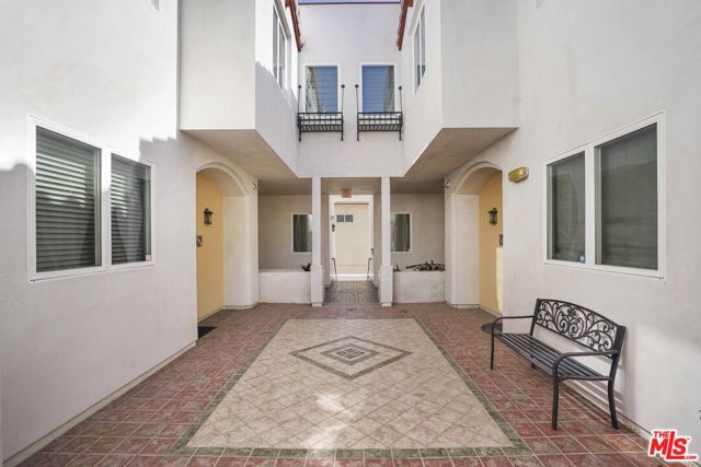 4541 Colfax Avenue, Studio City CA: https://media.crmls.org/mediaz/060e7a98-044e-4fe5-ac9a-9041a6f972d3.jpg