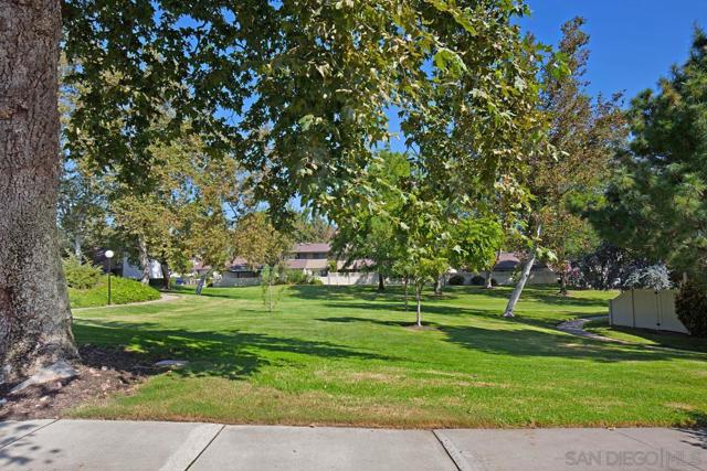 545 Shady Brook Pl, Escondido CA: https://media.crmls.org/mediaz/060e93b8-daac-440a-b598-a3170b2b4756.jpg