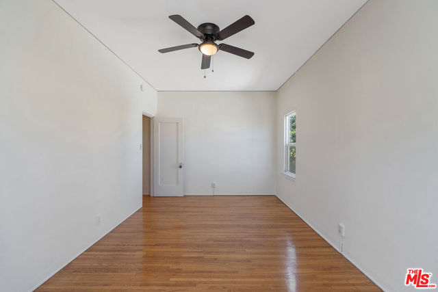 458 N Genesee Avenue, Los Angeles CA: https://media.crmls.org/mediaz/060eed21-ebea-41f6-b536-e42275c34519.jpg