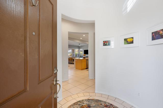 37 Shoreline Drive, Rancho Mirage CA: https://media.crmls.org/mediaz/060f0758-dee2-44e5-91ae-7037eb060002.jpg