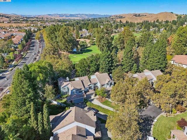 108 Kingswood Cir, Danville CA: https://media.crmls.org/mediaz/06104c86-3f49-46d2-bff0-da92217bda31.jpg
