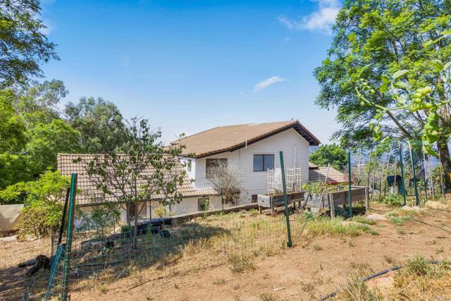 9202 Moon Ridge Road, Fallbrook CA: https://media.crmls.org/mediaz/06108834-ddeb-4691-a96f-94fbb92c141b.jpg