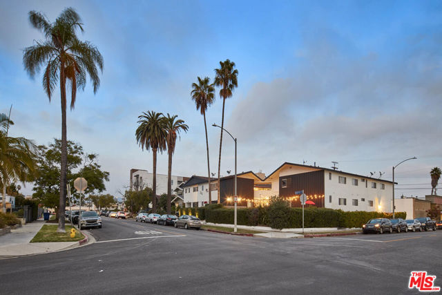 204 N Manhattan Place, Los Angeles CA: https://media.crmls.org/mediaz/0610bdbc-b431-4490-8451-46278659a5b9.jpg