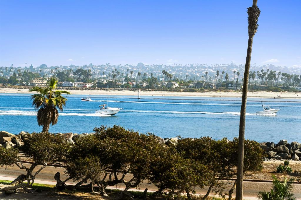 https://media.crmls.org/mediaz/0610c8da-95ab-4db2-8151-b1dd4350edcd.jpg?preset=X-Large