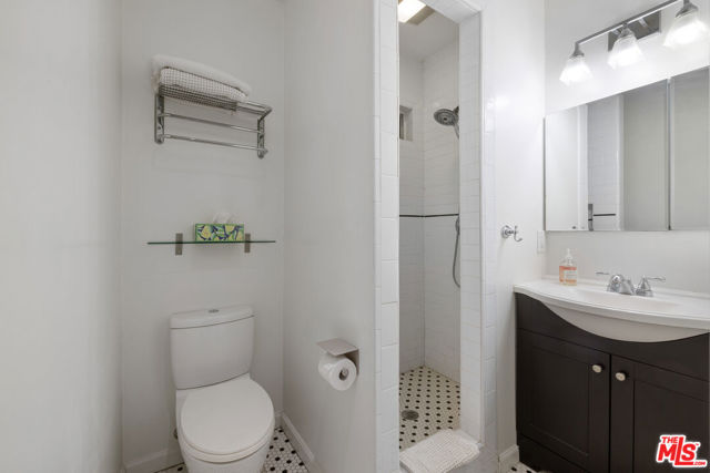 400 W Avenue 42 Avenue, Los Angeles CA: https://media.crmls.org/mediaz/06113344-a998-425a-b3f5-10291b36d219.jpg