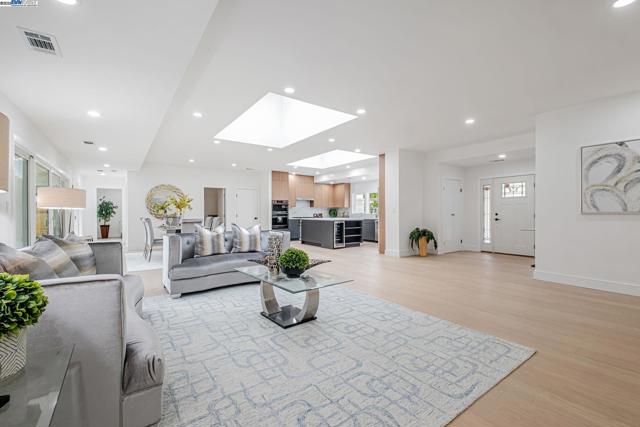 41511 Chadbourne Dr, Fremont CA: https://media.crmls.org/mediaz/061203d6-a62d-45b6-b93f-b0c213b6be69.jpg