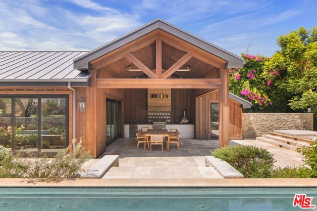 937 & 935 Las Lomas Avenue, Pacific Palisades CA: https://media.crmls.org/mediaz/06124da7-6899-441c-8b8f-5d77823c2bd1.jpg