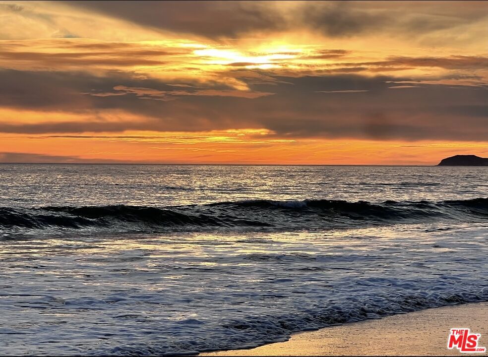 https://media.crmls.org/mediaz/0612cba1-6d9a-4e9b-807e-14216f7842b1.jpg?preset=X-Large