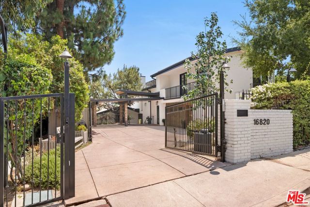 16820 Oak View Drive, Encino CA: https://media.crmls.org/mediaz/0612e886-97b5-4a8a-a75b-a3097a3a405c.jpg