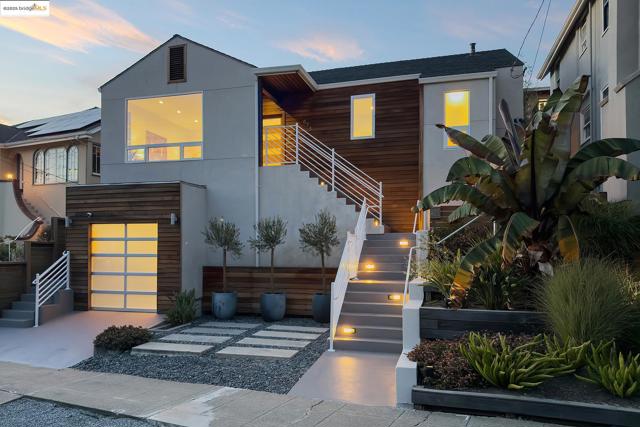 678 Walavista Ave, Oakland CA: https://media.crmls.org/mediaz/06135bc8-bb3b-4fbd-ab28-2671ff24a430.jpg