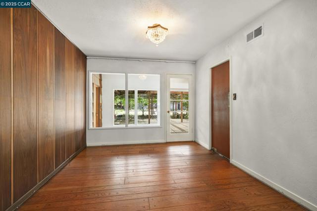 305 Overhill Rd, Orinda CA: https://media.crmls.org/mediaz/0613e360-3030-40a8-8ed3-ad8e1bd96b9f.jpg