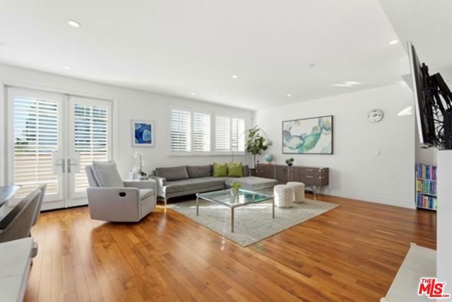 4661 Wilshire Boulevard, Los Angeles CA: https://media.crmls.org/mediaz/06141244-73a0-4a7e-b48d-3775a879040c.jpg