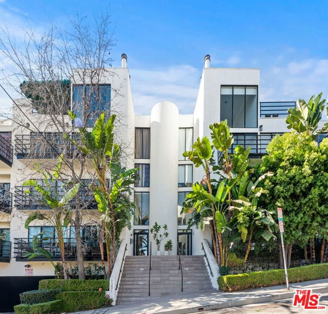 1201 Larrabee Street, West Hollywood CA: https://media.crmls.org/mediaz/06152997-0f7c-48ec-8d95-2dce362a7592.jpg