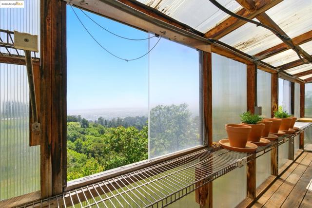25 Holyrood Manor, Oakland CA: https://media.crmls.org/mediaz/06154b18-47f8-4c81-8a02-11eba49534aa.jpg