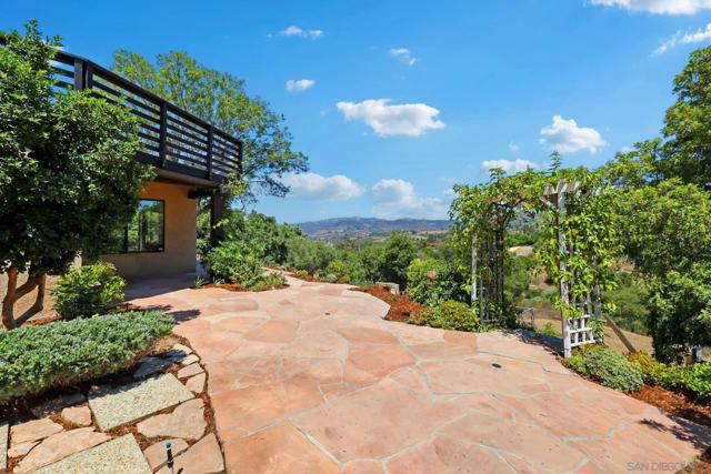 974 Via Hillview, Fallbrook CA: https://media.crmls.org/mediaz/06187842-cd5e-4df9-a8ee-388a5a5ac971.jpg