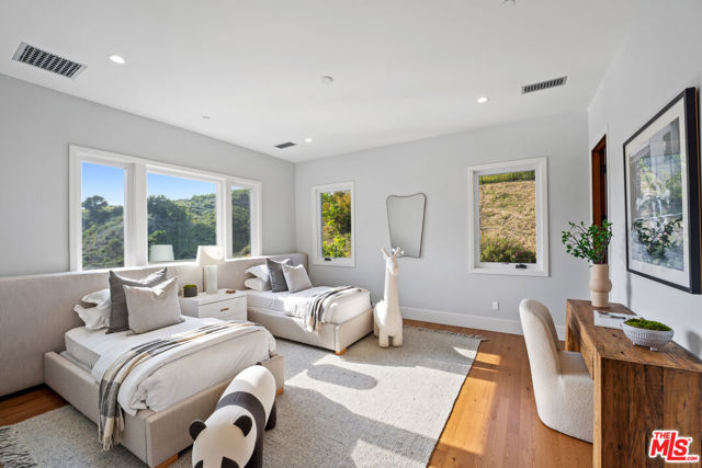 26767 Mulholland Highway, Calabasas CA: https://media.crmls.org/mediaz/06196518-8902-42e7-9080-de06ffe58988.jpg