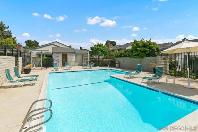 3338 Caminito Vasto, La Jolla CA: https://media.crmls.org/mediaz/061a42a7-bf53-41da-8e92-dc723edfaf95.jpg