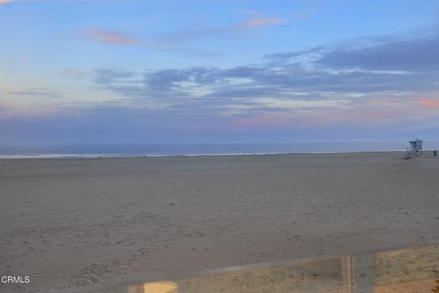 3541 Ocean Drive, Oxnard CA: https://media.crmls.org/mediaz/061a79e3-b9ed-4b53-bbba-90535752cd46.jpg