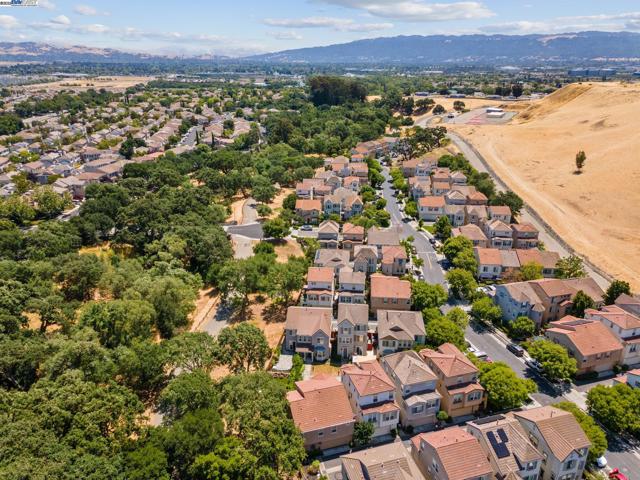 5989 Hillbrook Pl, Dublin CA: https://media.crmls.org/mediaz/061aab4c-984e-4bc3-a619-01490de8829c.jpg