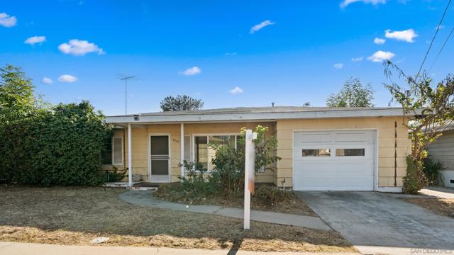 5220 E Falls View, San Diego CA: https://media.crmls.org/mediaz/061af991-e040-4728-8184-efb2724963a3.jpg