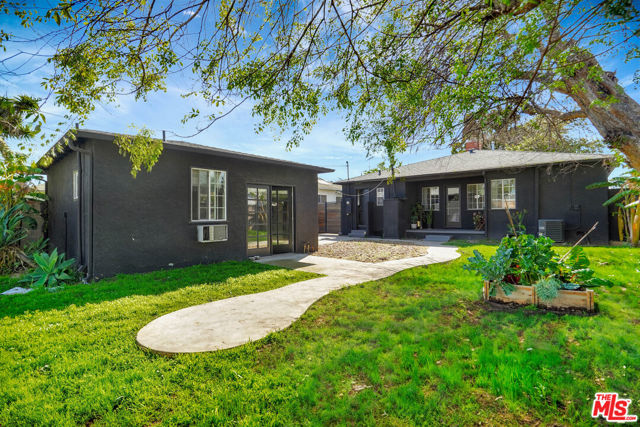 9210 S Van Ness Avenue, Los Angeles CA: https://media.crmls.org/mediaz/061b20ef-53ec-4f75-9621-94ceec3d7580.jpg