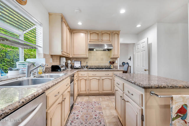 5050 Golden Nugget Way, Oak Park CA: https://media.crmls.org/mediaz/061b2689-1e0b-4e20-a468-4751d6a7647a.jpg