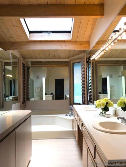 350 Prospect St, La Jolla CA: https://media.crmls.org/mediaz/061bae78-edd3-434f-b3a8-f619e22a13c7.jpg