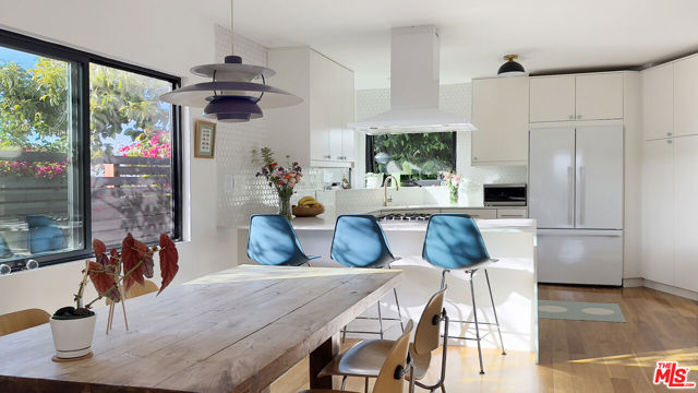 1407 Randall Court, Los Angeles CA: https://media.crmls.org/mediaz/061d2115-17e3-4cb1-9979-cba95059956e.jpg