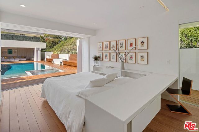 1106 N Hillcrest Road, Beverly Hills CA: https://media.crmls.org/mediaz/061dbe54-9e78-4235-93b2-b2e1e6c61b7f.jpg