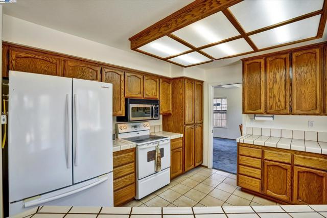 1400 Tennis Ln, Tracy CA: https://media.crmls.org/mediaz/061dcba1-d90c-43c5-b33f-4b0c328a0d89.jpg
